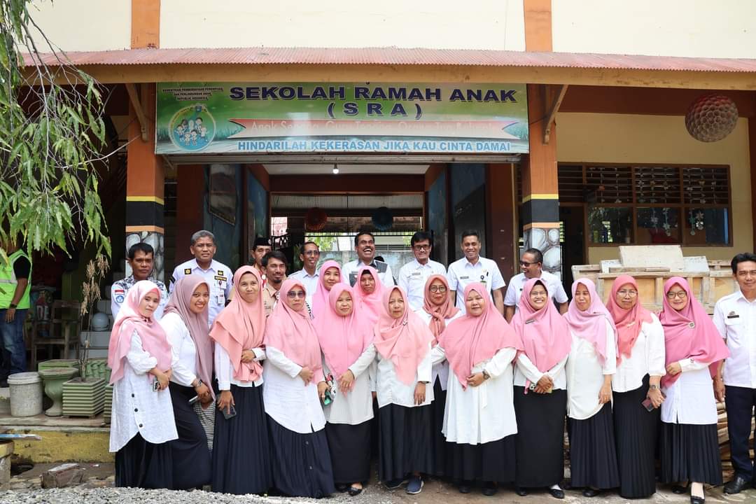 KUNJUNGAN -- Pj Bupati Pinrang, H Ahmadi Akil melakukan kunjungan ke beberapa sekolah di Kabupaten Pinrang meliputi Sekolah Dasar Negeri (SDN) 240, SDN 16, dan Sekolah Lanjutan Tingkat Pertama (SLTP) 1 Pinrang, Rabu (7/8). 