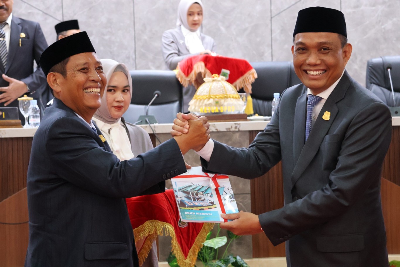 LANTIK -- Ketua Sementara DPRD Pinrang Nasrun Paturusi salam komando dengan Ketua DPRD Pinrang periode lalu usai rapat paripurna pengambilan sumpah dan janji Anggota DPRD Kabupaten Pinrang periode 2024-2029 di Ruang Rapat Paripurna DPRD Kabupaten Pinrang, Senin (26/8)