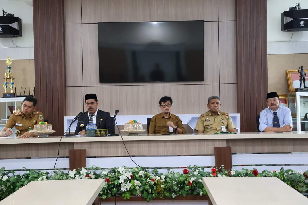 RAKOR -- Pj Bupati Pinrang, H Ahmadi Akil memimpin Rakor dengan insan pers dan LSM di Kabupaten Pinrang di ruang rapat Bupati Pinrang, Senin (26/8). 