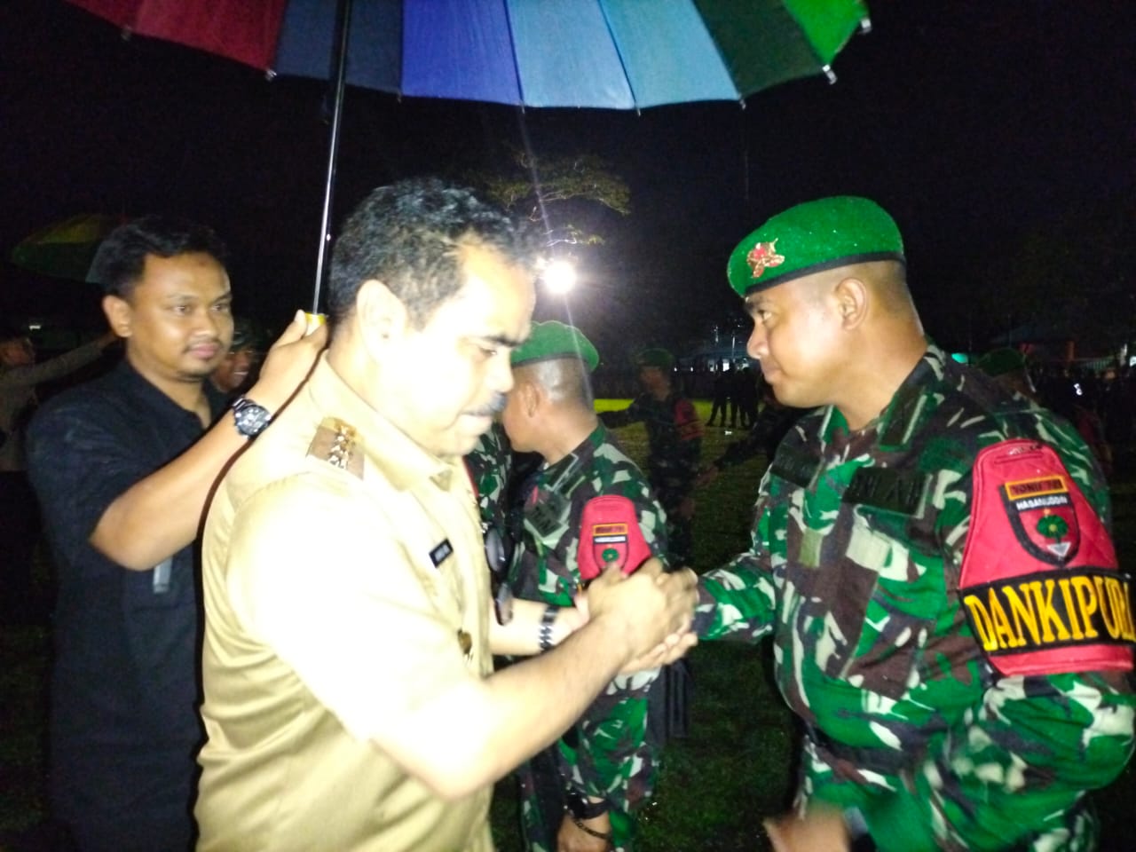 KEMBALI KE MARKAS -- Pj Bupati Pinrang, H Ahmadi Akil salam komando dengan Komandan Yonif 721/Makkasau, Letkol (Inf) Heri Kuswanto usai penerimaan kembali personel yang baru saja menyelesaikan tugas operasi di Provinsi Papua Pegunungan di Markas Batalyon Infanteri 721/Makkasau, Selasa (6/8) malam. 