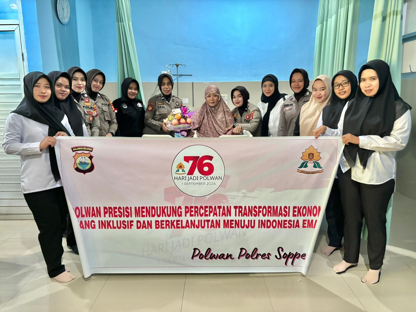 BAKSOS -- Polwan Polres Soppeng melaksanakan kegiatan Baksos kepada personel yang sedang sakit dirangkai Bakti Kesehatan Donor Darah di Ruang UTD RS Latemmamala Soppeng, Kabupaten Soppeng, Senin (19/8).