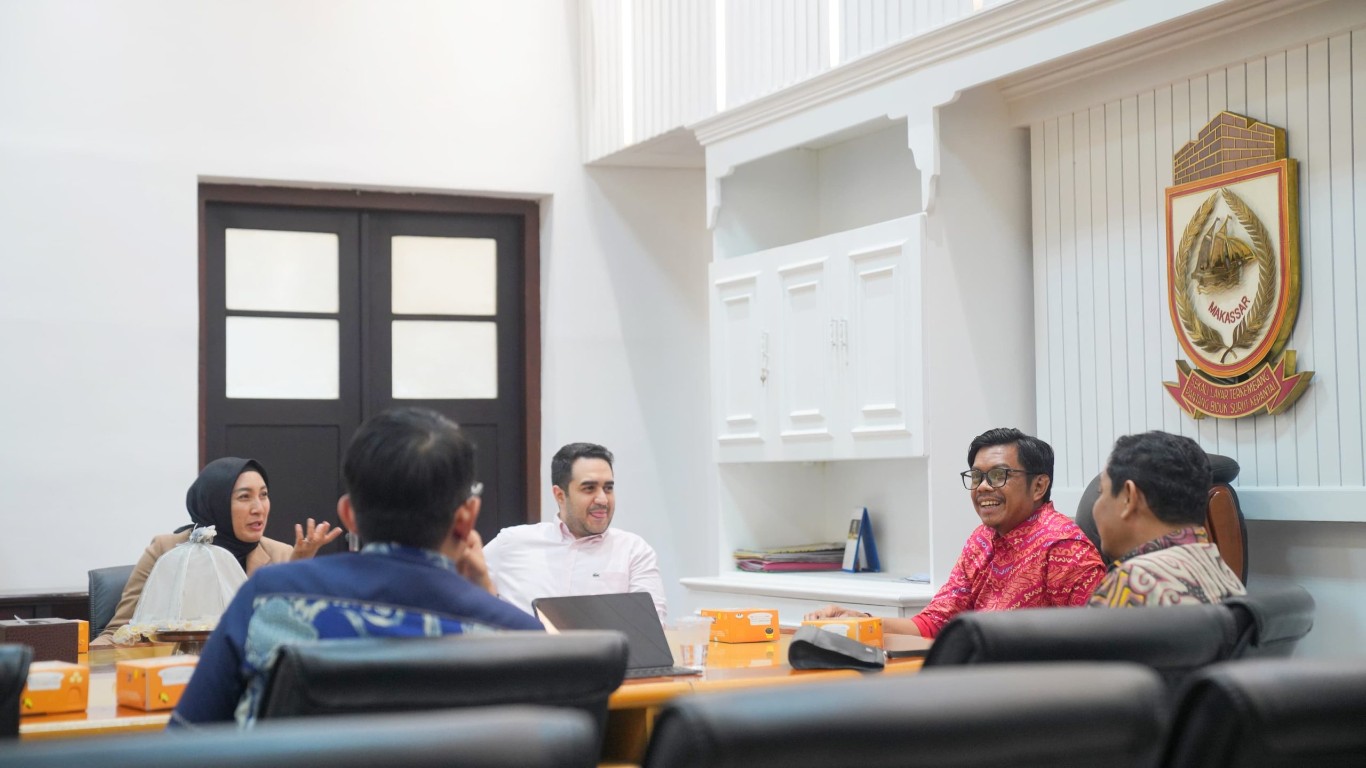ist TERTARIK--JTA International Investment Holding Qatar tertarik berinvestasi di Kota Makassar karena memiliki banyak potensi.Pengusaha dari Qatar tersebut diterima Sekkot Makassar,Firman H Pagarra.