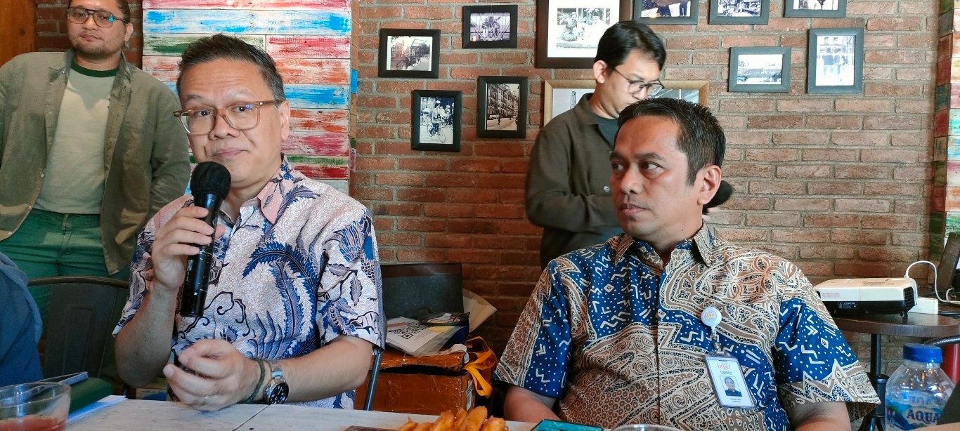 RAMAH TAMAH -- Andrie Darusman, Communications and Daya Head Bank BTPN (kiri) didampingi Yusri Asri, Regional Head Indonesia Bagian Timur Bank BTPN menjelaskan mengenai perkembangan Bank BTPN saat melakukan ramah tamah bersama media di Makassar, Rabu, 21 Agustus 2024.