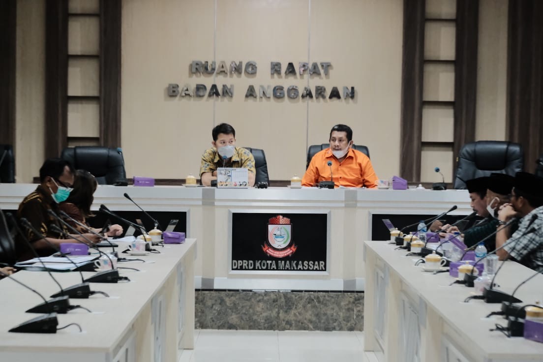 int GENJOT--Badan Pembentukan Peraturan Daerah DPRD Kota Makassar memaksimalkan menyelesaikan target ranperda menjadi perda di akhir masa jabatan. Masih belasan ranperda yang belum dituntaskan.Tampak anggota dewan Kota Makassar rapat terkait pembahasan ranperda.