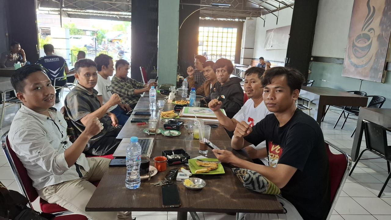 RAPAT -- Panitia pelantikan Pengurus Cabang IKA PMII Kabupaten Maros ketika melakukan rapat persiapan.