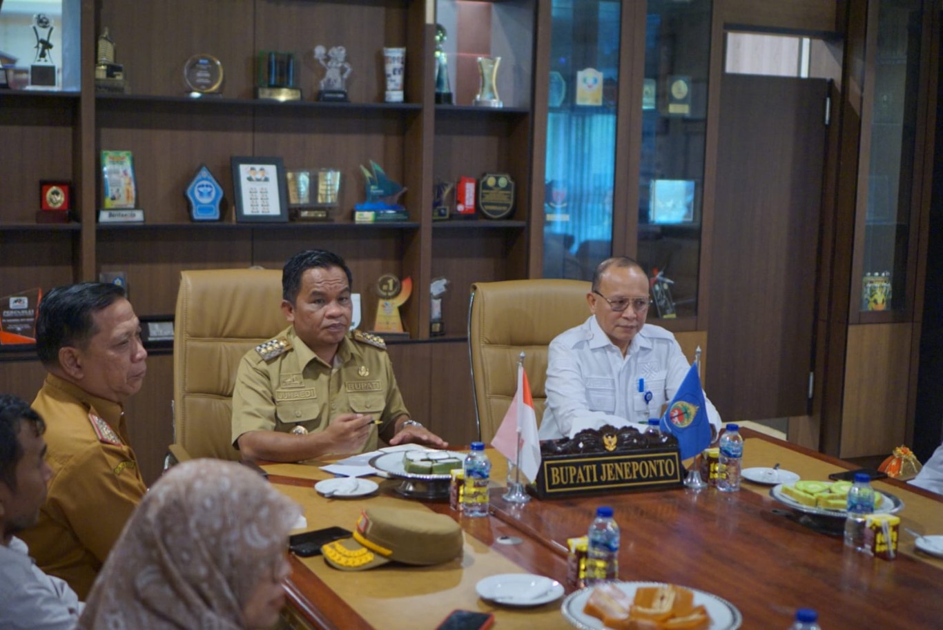 RAPAT -- Pj Bupati Jeneponto, Junaedi Bakri (kiri) saat memimpin rapat bersama sejumlah pimpinan OPD lingkup Pemkab Jeneponto.