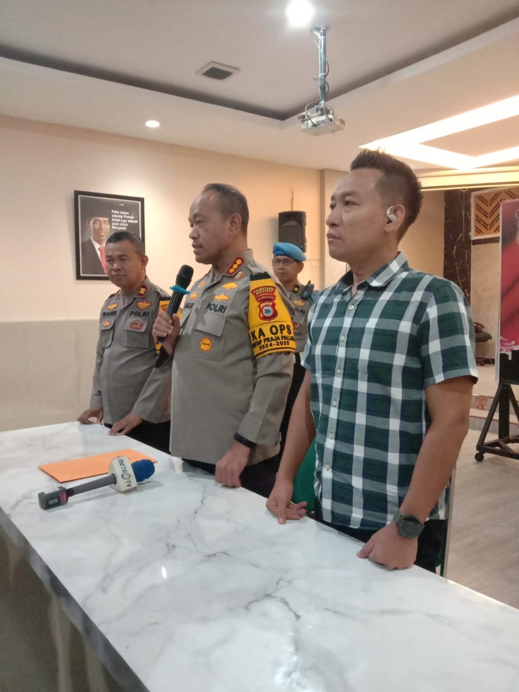 RILIS -- Kapolrestabes Makassar, Kombes Pol Mokhamad Ngajib ketika merilis penanganan unjukrasa di depan kampus UMI, Jalan Urip Sumoharjo dan depan kampus UNM, Jalan AP Petta Rani.
