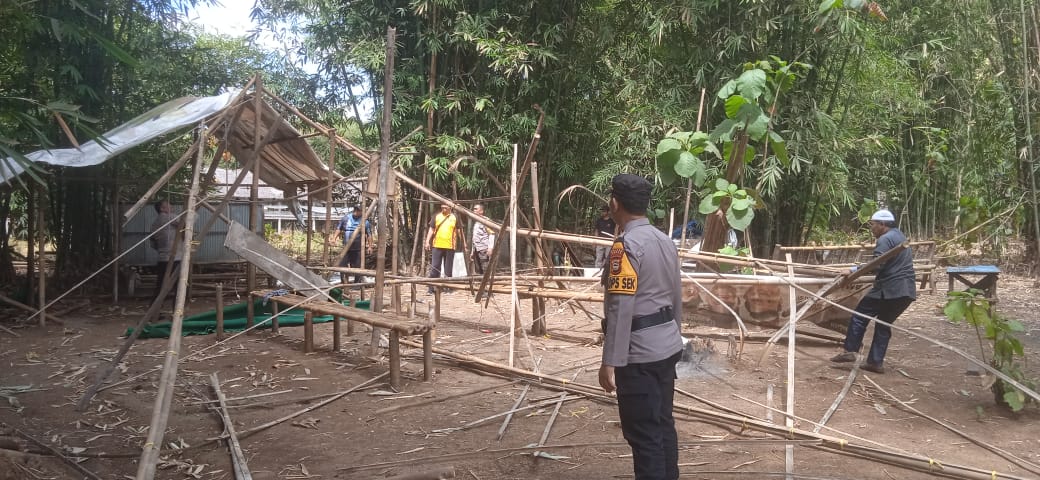 ROBOHKAN -- Sejumlah personel kepolisian dari Polsek Tanralili dibantu warga melakukan pembongkaran tempat penjualan miras di wilayah hukum Polsek Tanralili.