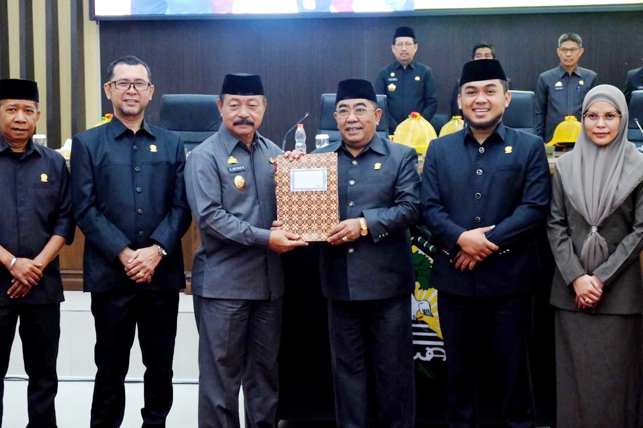 IST RPJPD -- Wabup Gowa, Abdul Rauf Malaganni, menyerahkan dokumen RPJPD 2025-2045 kepada Ketua DPRD Gowa, Rafiuddin. 