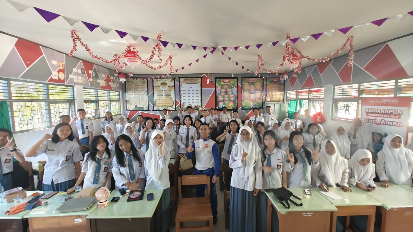 SAFETY RIDING -- Instruktur Safety Riding Astra Motor Sulawesi Selatan, Wanny, di tengah para siswa SMA 1 dan SMK 1 Kendari usai memberikan pemahaman tentang safety riding.