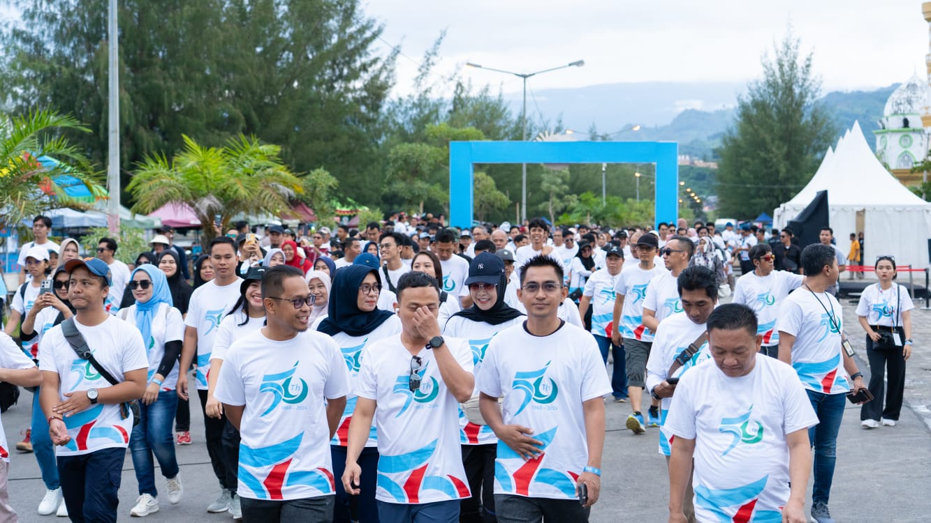 SEMARAK HUT -- Manajemen bersama karyawan, pemerintah, dan masyarakat menyemarakkan perayaan HUT ke-56 PT Vale Indonesia Tbk di IGP Pomalaa.