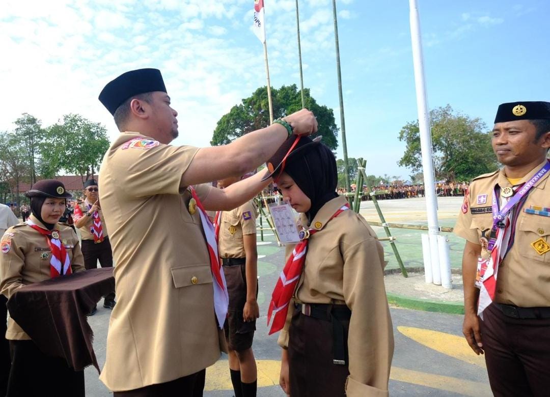 IST SEMATKAN ATRIBUT -- Bupati Gowa, Adnan Purichta Ichsan  sebagai Ketua Mabicab sekaligus Ketua Kwarcab Gowa menyematkan atribut peserta Jamcab XIII 2024.