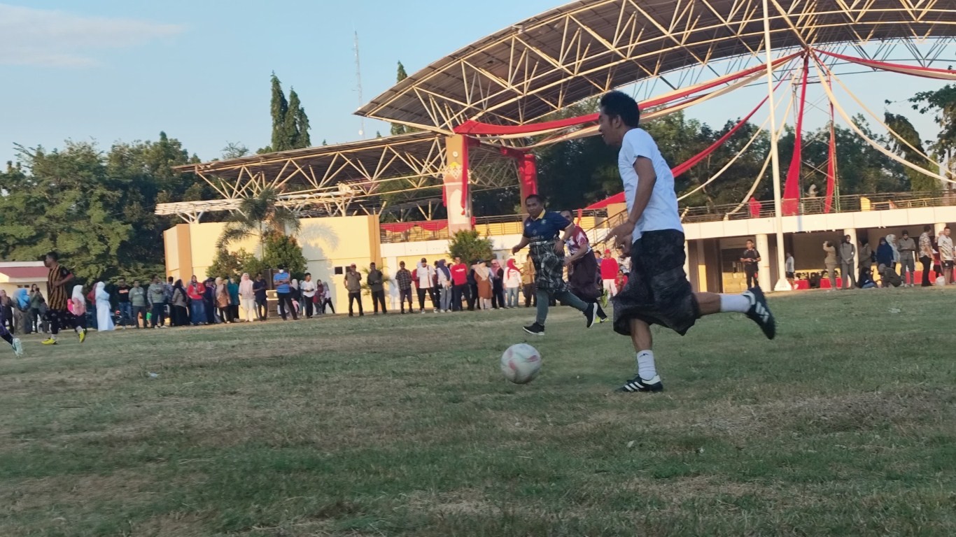 SEPAKBOLA -- Kegiatan sepakbola Gembira dalam rangka turut memeriahkan peringatan HUT ke-79 RI, di Lapangan Makkatang Daeng Sibali, Takalar.