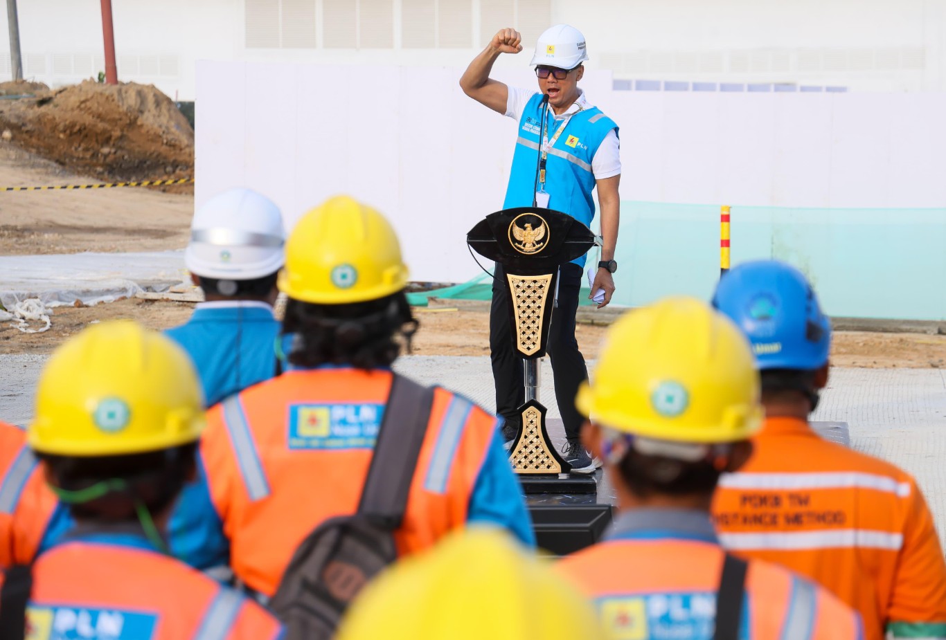 SIAGA KELISTRIKAN -- Direktur Utama PLN, Darmawan Prasodjo ketika memimpin Apel Siaga Kelistrikan HUT ke-79 RI di IKN pada Jumat (16/8). 