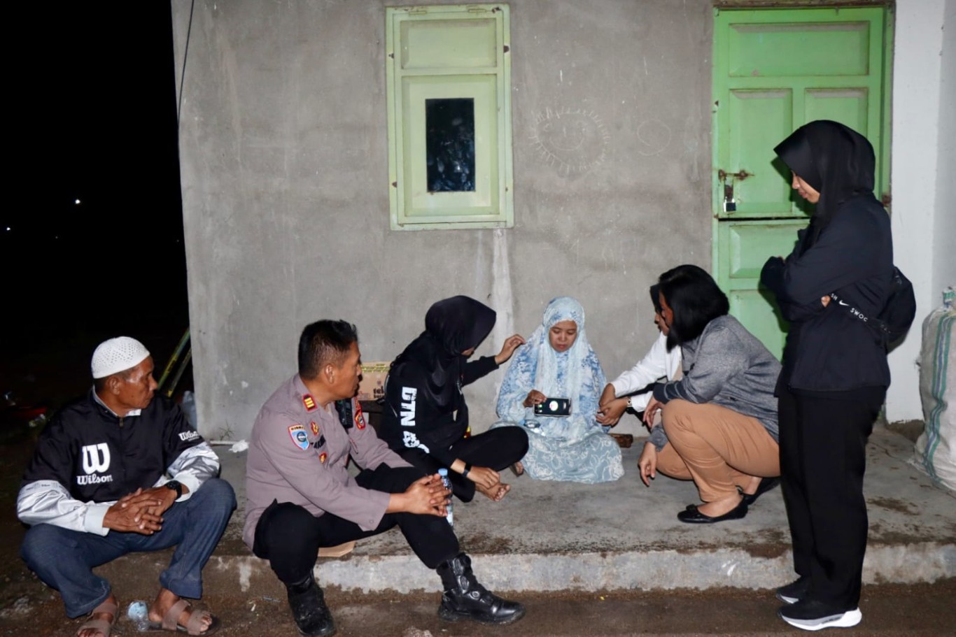 SENGKETA -- Kapolres Sidrap AKBP Fantry dan Waka Polres Kompol Ahmad Rosma saat mendatangi lokasi sengketa lahan pabrik beras di Watang Pulu Sidrap, Selasa (6/8).  