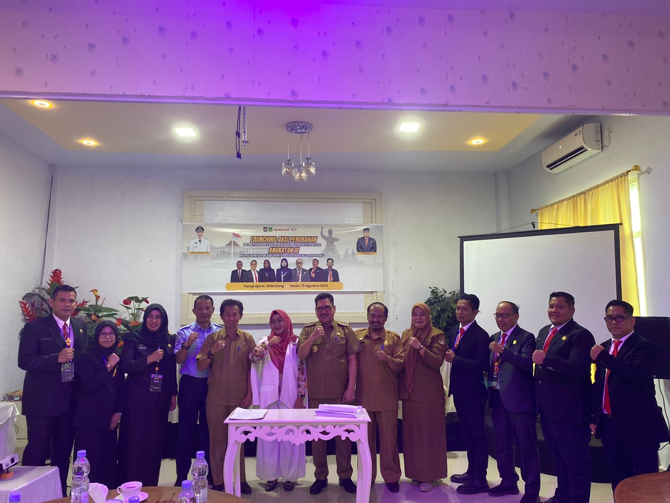 LAUNCHING -- Pj Bupati Sidrap, H Basra foto bersama usai menghadiri launching Aksi Perubahan Pelatihan Kepemimpinan Administrator Angkatan III Pemkab Sidrap di Cafe Hadide Pangkajene Sidenreng, Senin (19/8). 