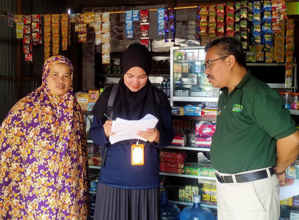 MENURUN -- Petugas BPS Sidrap saat melakukan pendataan beberapa waktu lalu. Data terbaru kemiskinan di Sidrap mengalami penurunan secara signifikan.