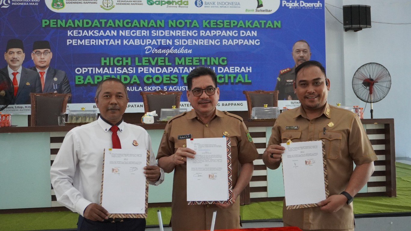 KERJASAMA -- Pemkab Sidrap melalui Bapenda Kabupaten Sidrap melakukan penandatangan kerjasama dalam rangka mengoptimalkan Pendapatan Asli Darah (PAD)  denghan melibatkan Kejari Sidrap, Senin (5/8). 