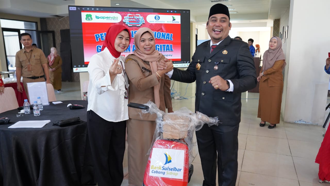 SOSIALISASI -- Pj Sekkab Sidrap Muhammad Yusuf DM sosialisasi penggunaan pembayaran non-tunai melalui QRIS dikalangan ASN lingkup Pemkab Sidrap, Sabtu (17/8).