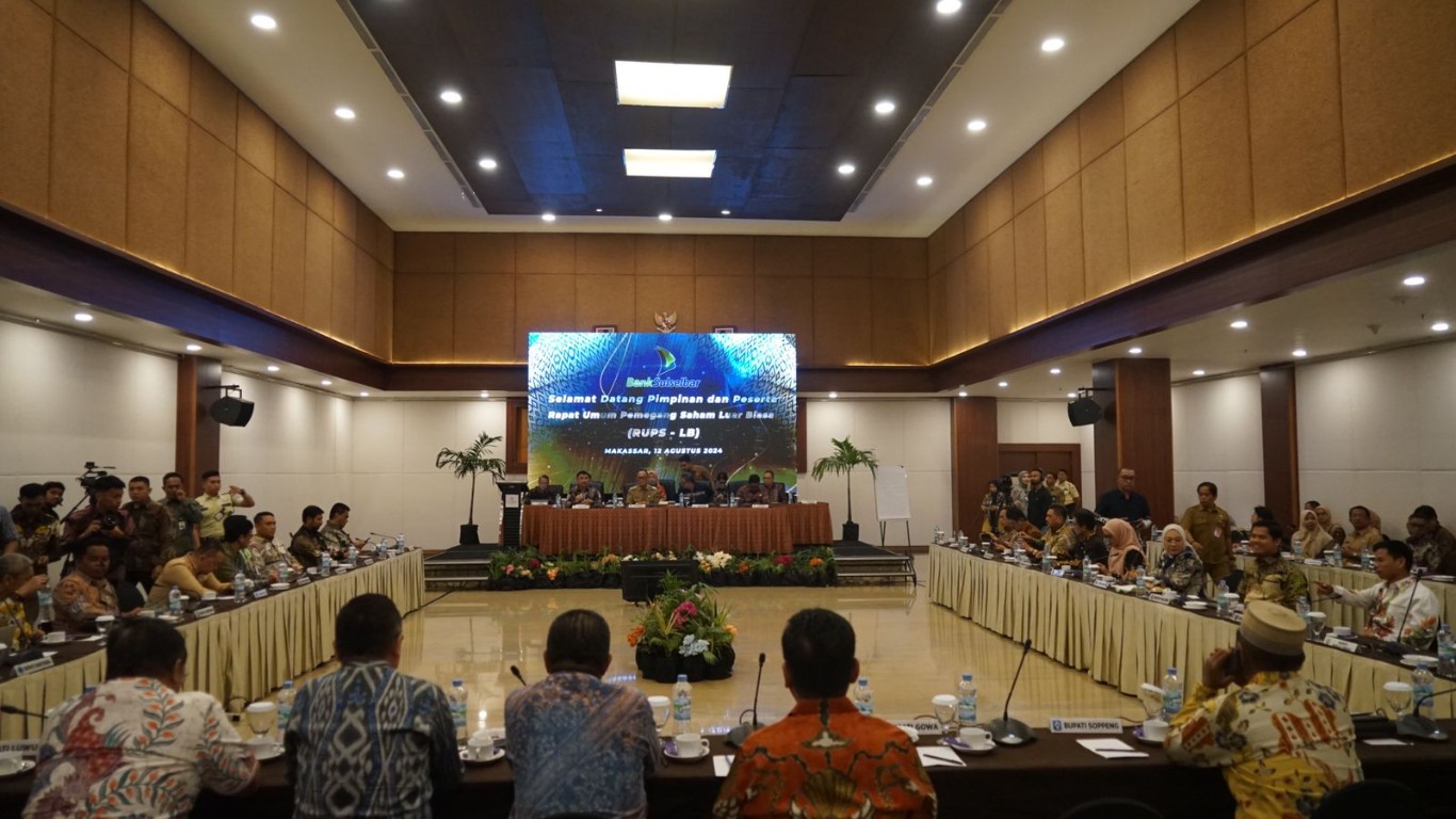 RUPS -- Pj Bupati Sidrap, H. Basra menghadiri Rapat Umum Pemegang Saham Luar Biasa (RUPS-LB) Bank Sulselbar Tahun 2024, Senin (12/8).