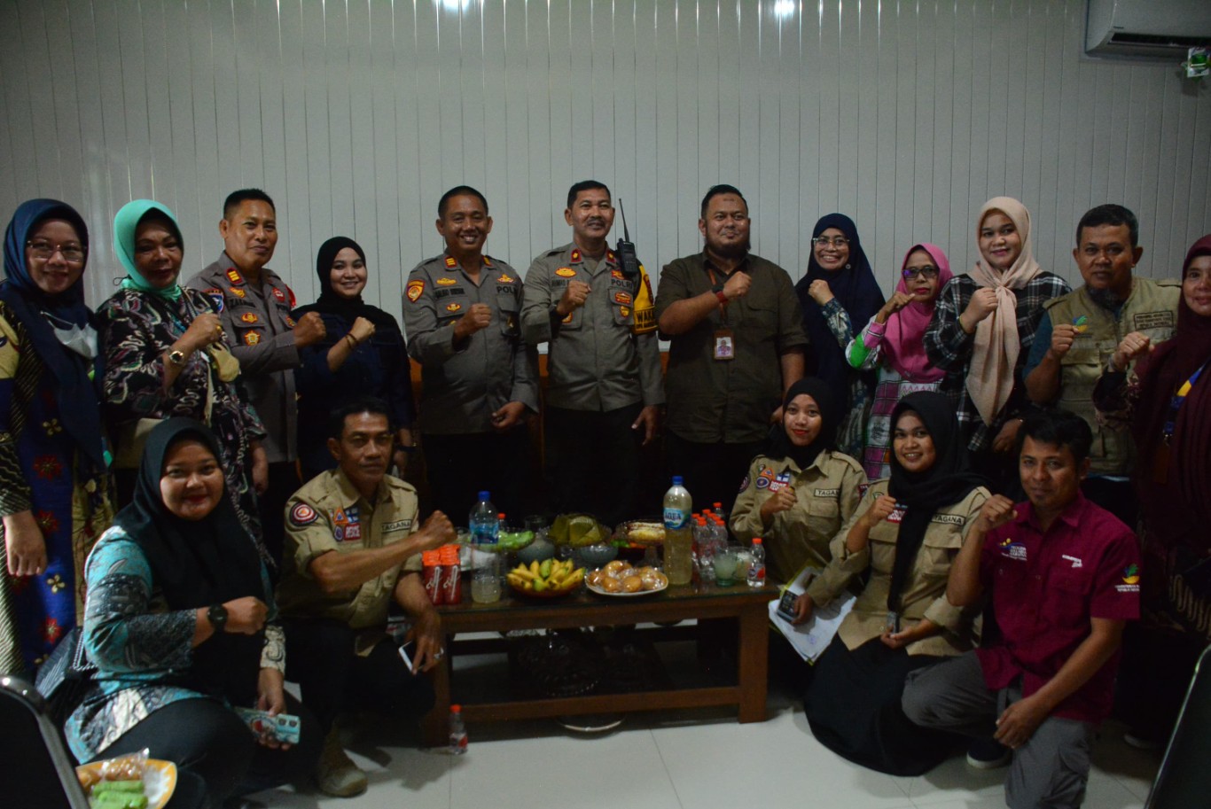 BAHAS -- Perwakilan Pemkab Sidrap bersama Polres Sidrap dan Kementerian Sosial foto bersama usai membahas bantuan bagi warga lanjut usia Itira di Desa Lainungan, Kecamatan Watang Pulu, Jumat (23/8