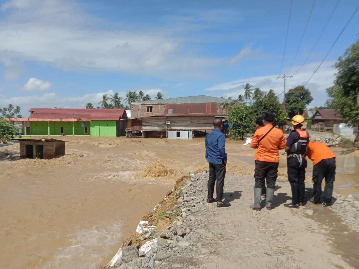 BANJIR -- Hujan dengan intensitas tinggi melululantahkan sejumlah wilayah di Kabupaten Sidrap hingga tampak tenggelam dan mengakibatkan bencana banjir dan longsor pada Rabu (7/8). BPBD Sidrap mencatat sedikitnya 1.104 unit rumah terendam banjir.  