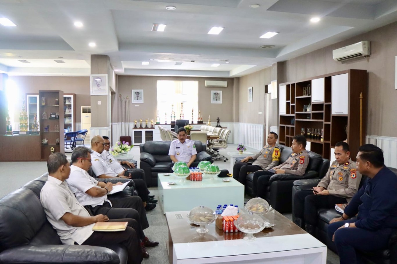 KERJASAMA -- Kapolres Sidrap AKBP Fantry Taherong melaksanakan kunjungan silaturahmi dengan Pj Bupati Sidrap H Basrah di ruang kerja Bupati pada Kamis siang. 