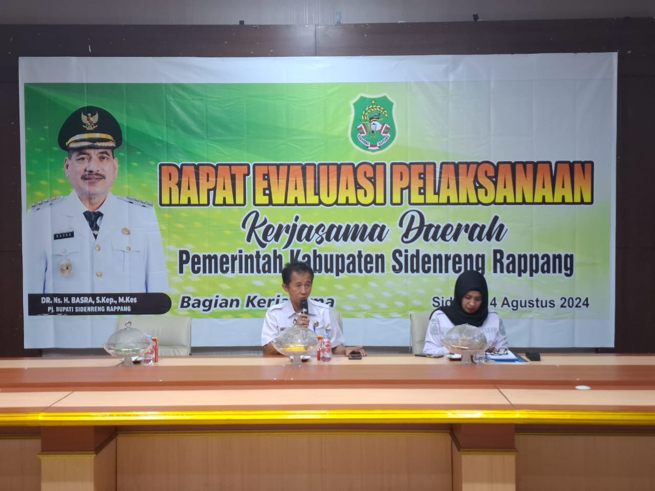 RAPAT -- Pemkab Sidrap menggelar rapat evaluasi dalam upaya meningkatkan efektivitas pelaksanaan kerja sama antar daerah lain maupun dengan pihak ketiga atau swasta, Rabu (14/8).