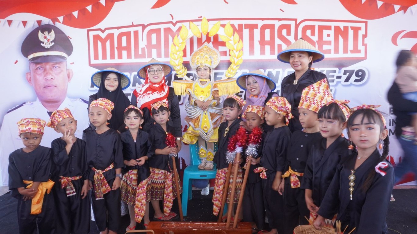 MEMIKAT HATI -- Murid TK Dara Lestari Arateng, Kecamatan Tellu Limpoe, Kabupaten Sidrap Loly dan rekan-rekannya tampil Lucu, dan menawan. Suasana kemeriahannya, tak kalah dengan perayaan Agustusan lainnya!  Tahun ini, ambil bagian di acara karnaval, menghadirkan persembahan yang spektakuler dan memikat hati. 