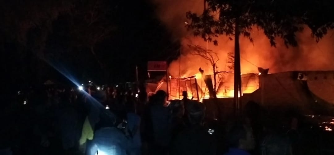 TERBAKAR -- Satu unit rumah dan dua toko yang difunbgsikan sebagai bengkel dan penjual pakaian di Kelurahan Bilokka, Kecamatan Panca Lautang, Kabupaten Sidrap ludes dilalap api, Sabtu (3/8) 