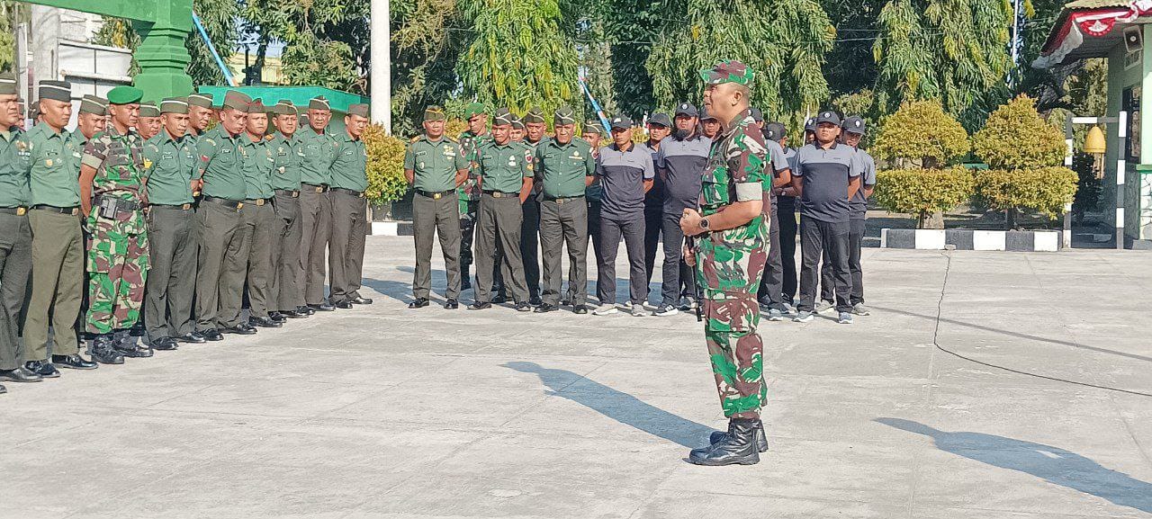 APEL -- Dandim 1420/Sidrap Letkol (Inf) Awaloeddin memimpin kegiatan apel terpusat di Makodim 1420/Sidrap, Senin (19/8). Apel dihadiri seluruh perwira Staf Kodim, Danramil jajaran, serta personel BA, TA, dan PNS Kodim 1420/Sidrap.