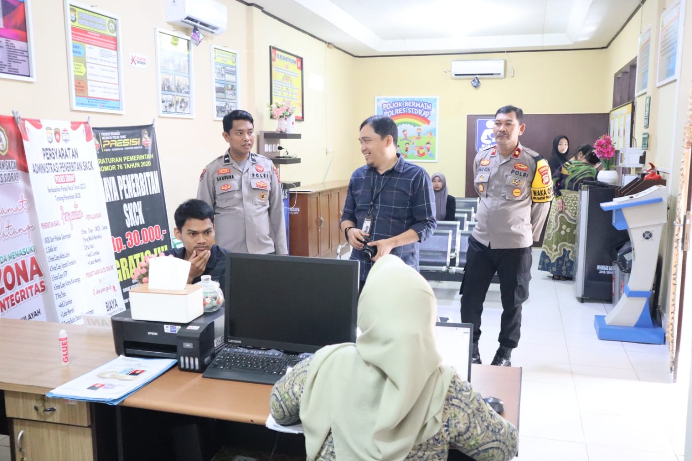PELAYANAN -- Tim dari Ombudsman RI Sulsel mengunjungi tiga ruang pelayanan yakni SPKT, SKCK, dan SIM untuk mendapatkan data dan informasi yang diperlukan di Mapolres Sidrap, Rabu (7/8).