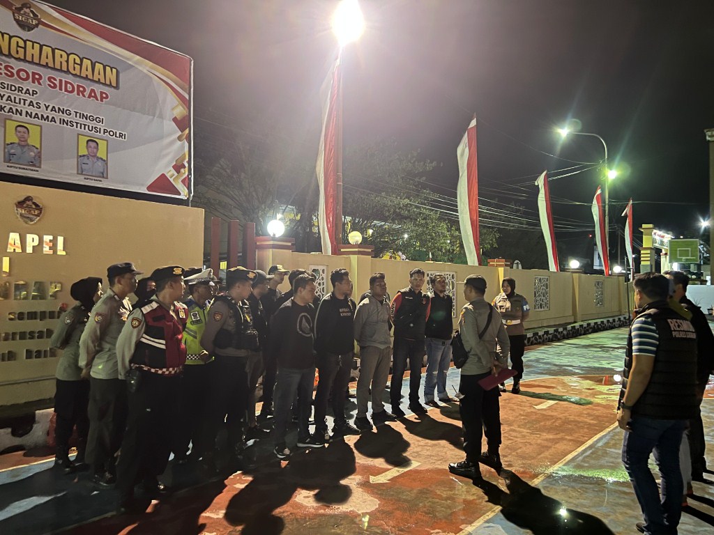 CIPTA KONDISI -- Jajaran Polres Sidrap menggelar kegiatan "Cooling System" dan Cipta Kondisi sebagai bagian dari langkah preventif dalam upaya menjaga situasi tetap kondusif di wilayah hukum Polres Sidrap, Senin (27/8) malam. 