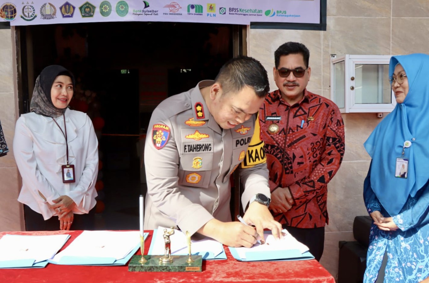 SOFT LAUNCHING -- Kapolres Sidrap, AKBP Fantry Taherong menghadiri acara soft launching dan penandatanganan MoU Mal Pelayanan Publik (MPP) Sidrap di Gedung SKPD Sidrap, Jumat (2/8). 