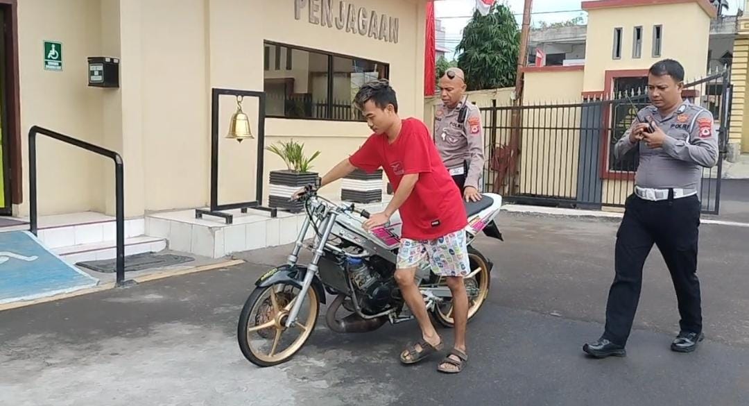 RINGKUS -- Aparat Polres Sidrap berhasil meringkus Madam (24) rider asal Kabupaten Pangkep usai videonya viral karena terlibat aksi balapan liar. Minggu (18/8) dinihari.  