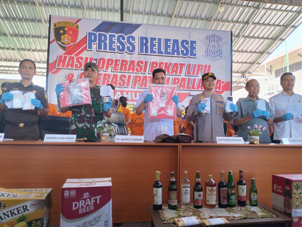 UNGKAP KASUS -- Kapolres Sidrap, AKBP Fantry Taherong didampingi Kasat Reskrim, AKP Agung Rama Setiawan memimpin kegiatan pres release hasil operasi yang menonjol dari operasi Pekat Lipu 2024 yang mencapai 16 kasus kriminal besar terjadi di wilayahnya, Kamis (15/8). 