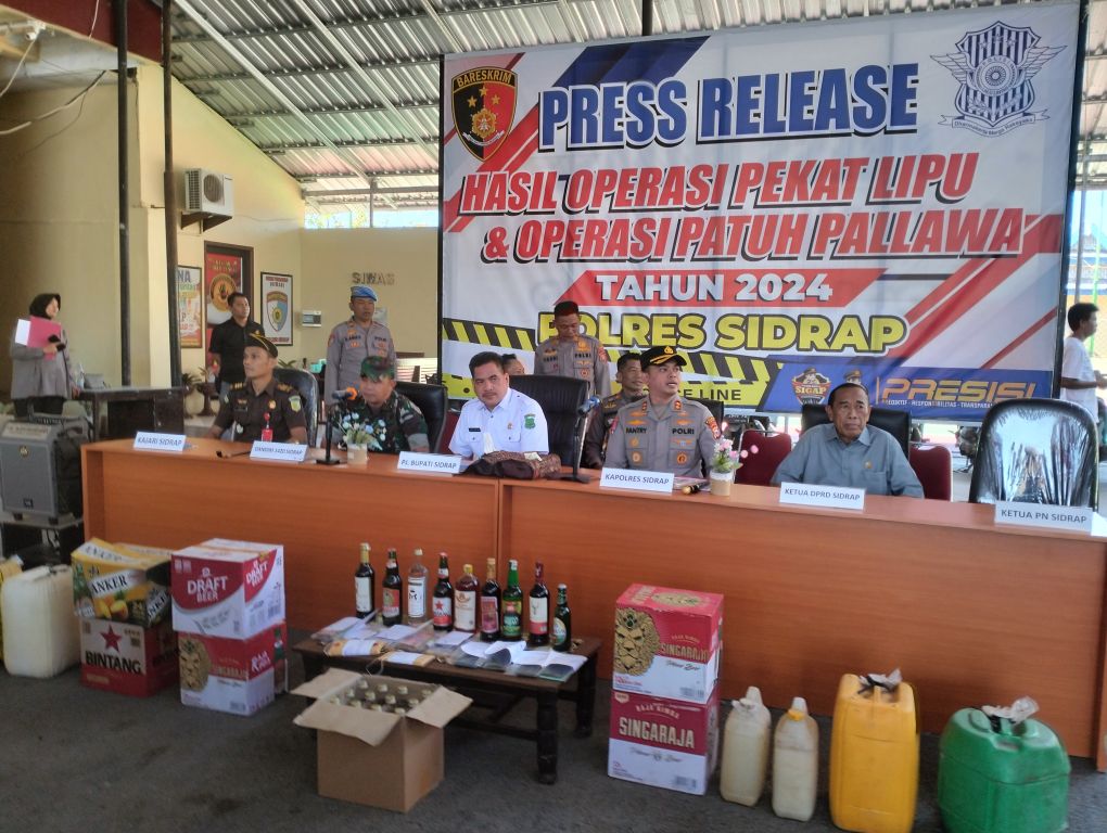 NARKOBA -- Kapolres Sidrap AKBP Fantry Taherong bersama Pj Bupari Sidrap dan pejabat lainnya saat menunjukan barang bukti sabu-sabu dan ektasi disela-sela press release di Mako Polres Sidrap, Kamis (15/8).    