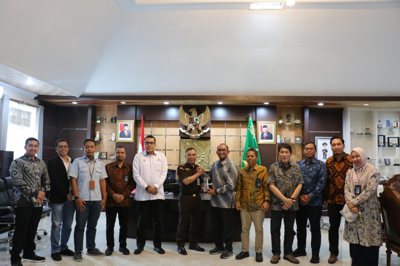 SILATURAHMI -- PT PLN (Persero) Unit Induk Distribusi Sulawesi Selatan, Sulawesi Tenggara, dan Sulawesi Barat (UID Sulselrabar), Budiono (tengah) didampingi jajaran manajemennya saat bersilaturahmi dengan Kepala Kejaksaan Tinggi Sulawesi Tenggara, Hendro Dewanto. 