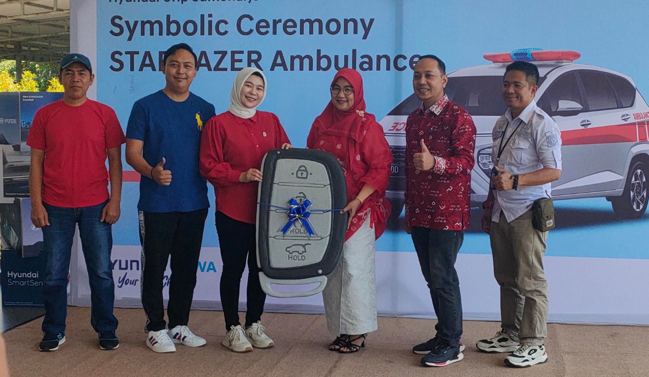 SIMBOLIS -- Kepala Cabang Hyundai Urip Sumoharjo, Imelda Aras (tiga dari kiri) menyerahkan secara simbolis unit Stargazer Prime yang telah diubah jadi ambulance kepada Kepala Dinkes Makassar, Nursaidah Sirajuddin (tiga dari kanan), di showroom Hyundai Urip Sumoharjo, Sabtu (17/8).