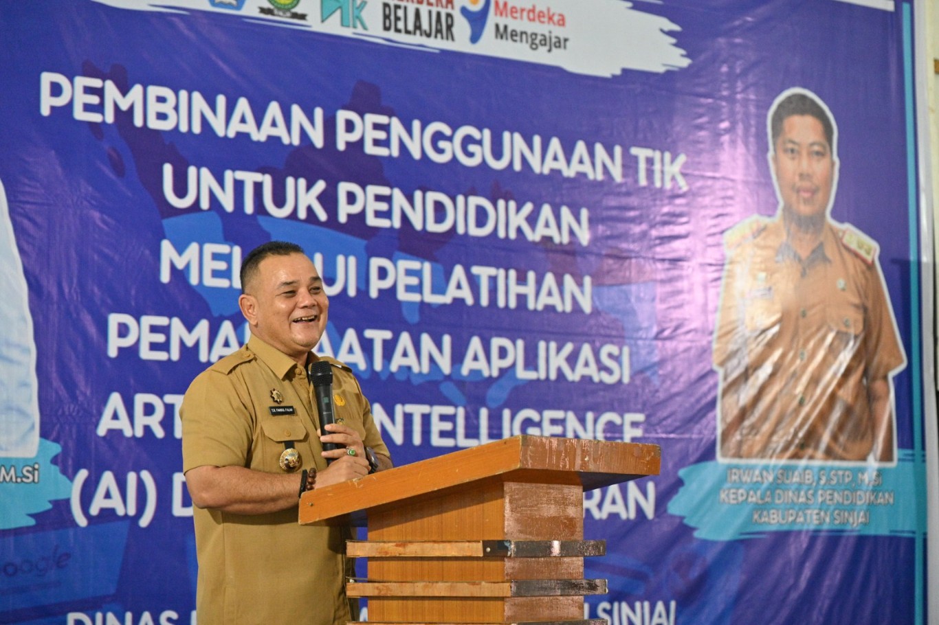 BUKA PEMBINAAN -- Pj Bupati Sinjai TR Fahsul Falah saat membuka pembinaan penggunaan TIK untuk pendidikan melalui pelatihan pemanfaatan aplikasi AI dalam pembelajaran di Sinjai kemarin. 