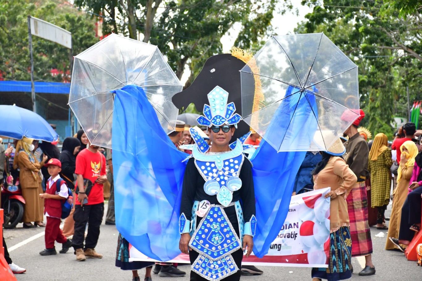SCC -- Kepala Dinas Komunikasi Informatika (Diskominfo) dan Persandian Kabupaten Sinjai, Mansyur, saat mengikuti Sinjai Culture Carnival (SCC), Senin (12/8).