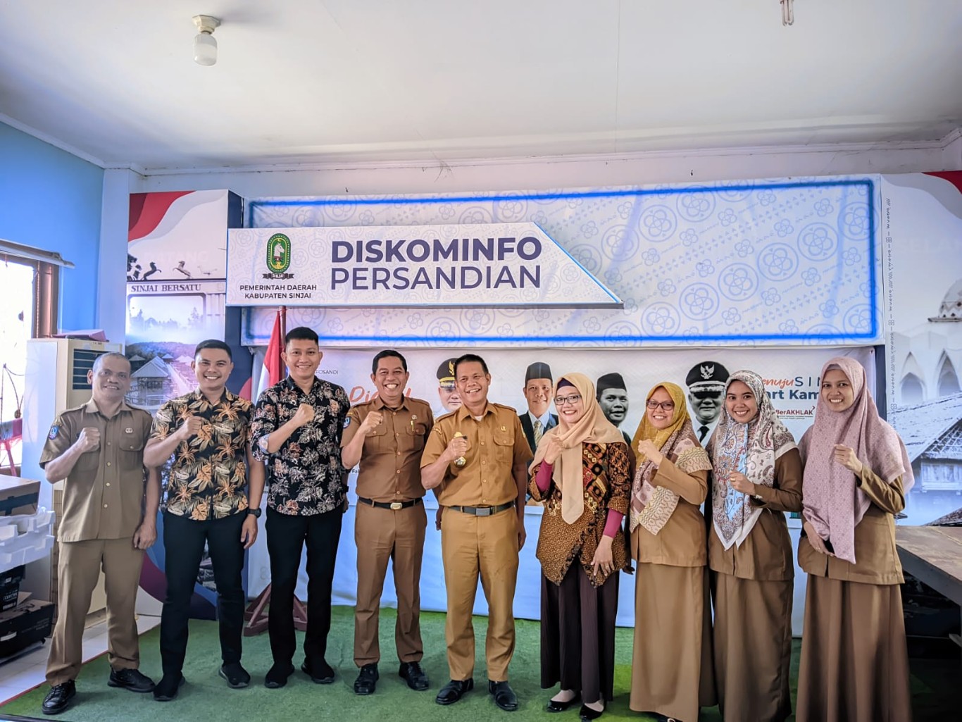 KUNKER -- Kepala Dinas Kominfo dan Persandian Sinjai, Mansyur menerima kunjungan kerja (Kunker) Diskominfo Kota Makassar di ruang kerjanya, Selasa (13/8).