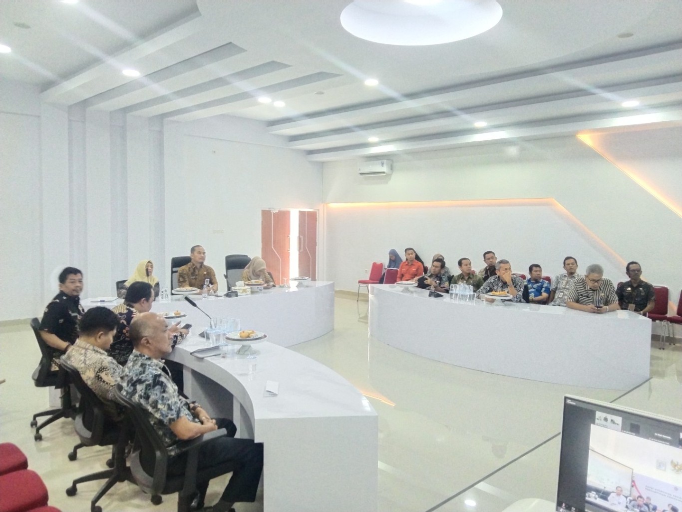 RAKOR -- Jajaran Pemkab Sinjai saat mengikuti Rakor secara virtual bersama Kementerian Koordinator Bidang Pembangunan Manusia dan Kebudayaan RI (Kemenko PMK RI) di Gedung digelar di Gedung Command Center Jakarta, Kamis (8/8).