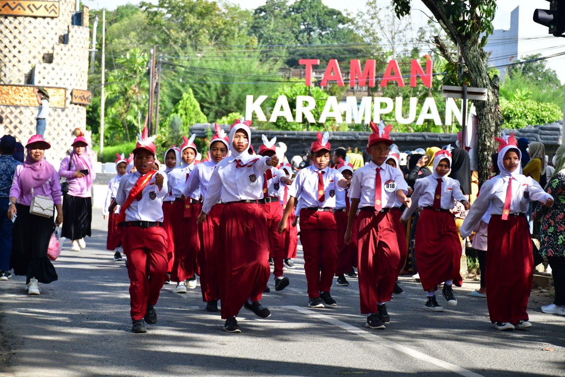 GERAK JALAN -- Sebanyak 248 peserta mengambil star di lapangan nasional, menuju jalan Sultan Isma, kemudian Jalan KH Agus Salim ke Jalan Teuku Umar dan finish kembali di Lapangan Nasional, Kamis (15/8).