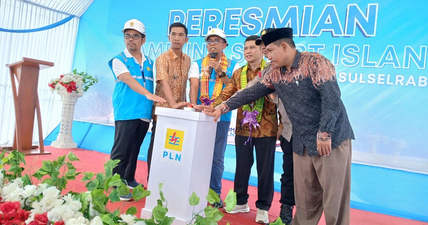 RESMJIKAN -- Kadis PMD, Kepala PT PLN dan Camat Pulau Sembilan saat meresmikan program Desa Smart Island, di Kecamatan Pulau Sembilan, Kabupaten Sinjai.