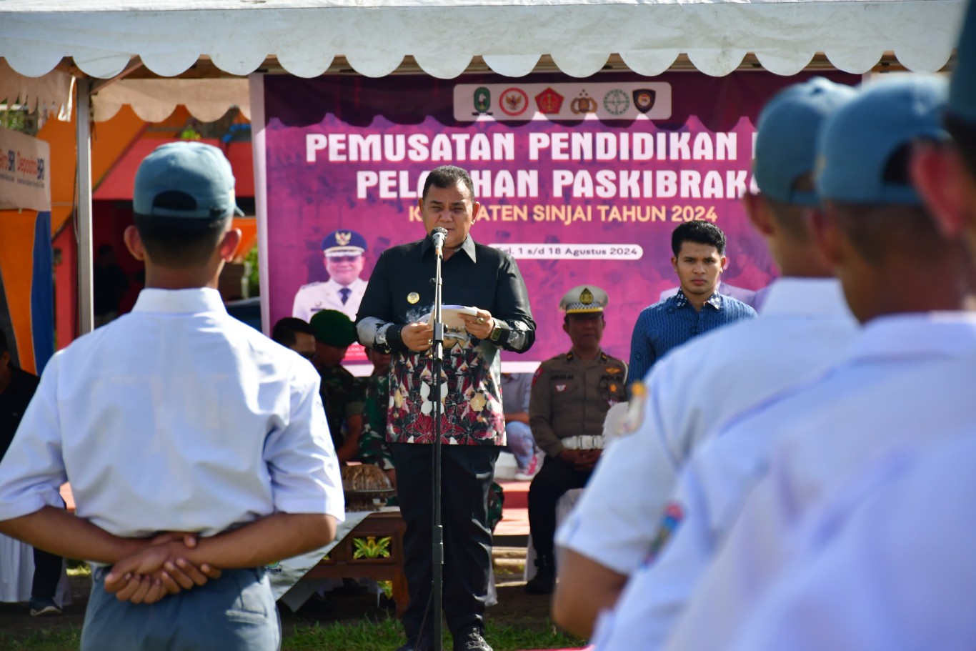 PEMUSATAN LATIHAN -- Pembukaan pemusatan Capaskibra dilakukan lewat upacara yang dipimpin Pj Bupati Sinjai di Alun-Alun di Lapangan Sinjai Bersatu, Jumat (2/8).