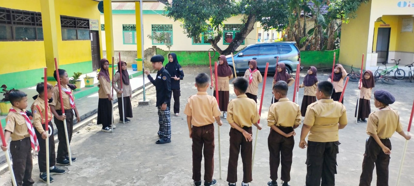 LATIHAN -- SDN 57 Kaca Kelurahan Kaca Kecamatan Marioriawa siap menyemerakan hari kemerdekaan RI ke 79. Tampak anak didik di sekolah ini sedang berlatih.