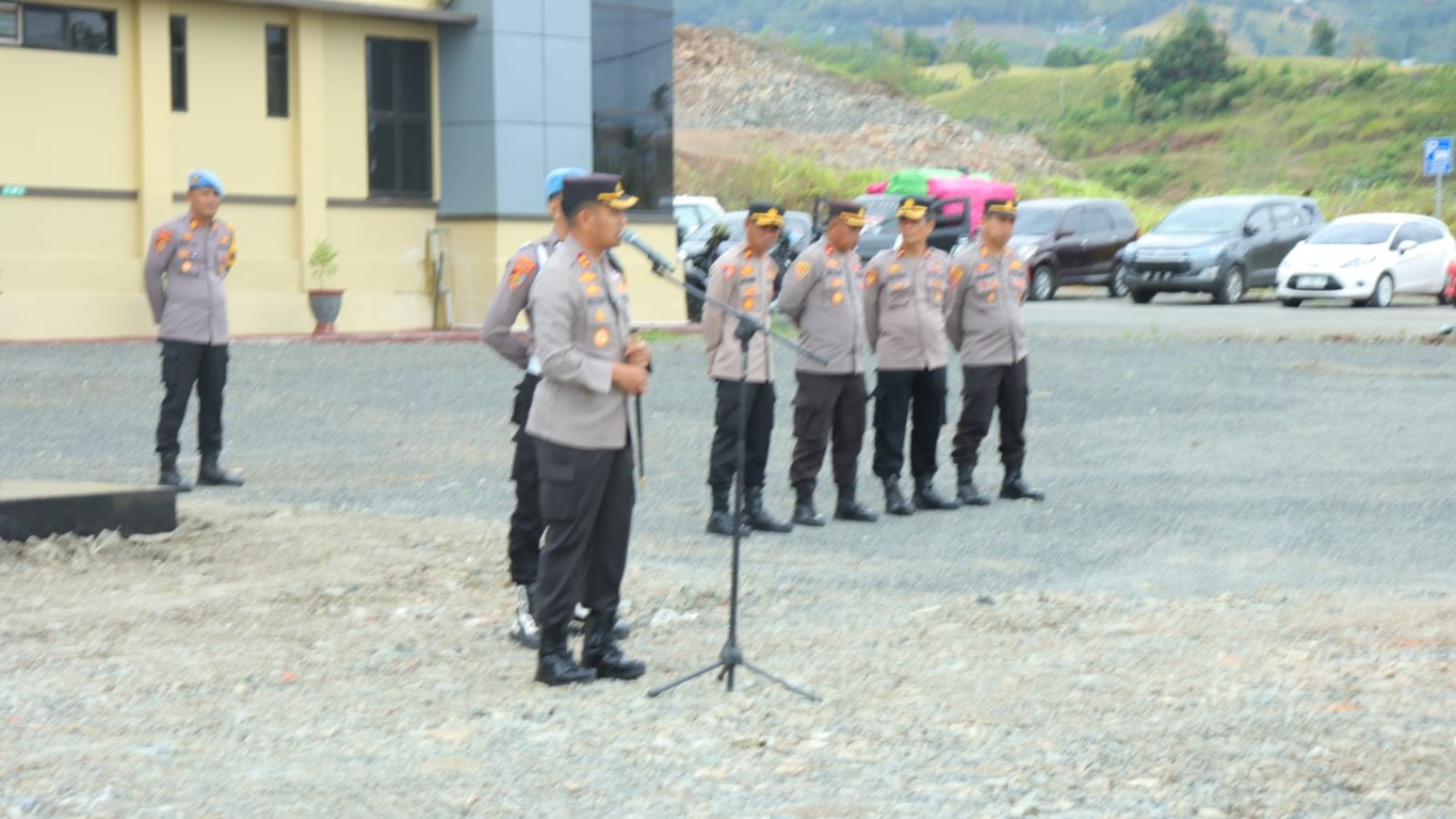 APEL PAGI -- Polres Soppeng menggelar Apel Jam Pimpinan di Lapangan Apel Mapolres Soppeng Senin (12/8) pagi. Apel pagi dipimpin Kapolres Soppeng H Muhammad Yusuf Usman. 