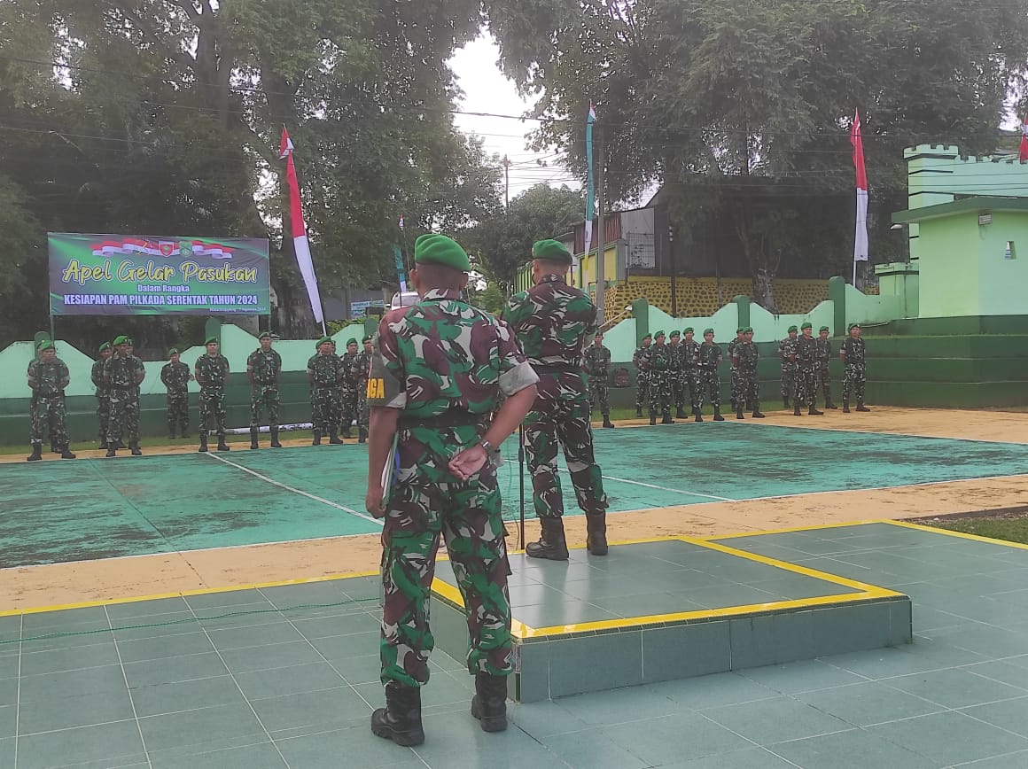 APEL PASUKAN -- Kodim 1423/Soppeng menggelar kegiatan apel gelar pasukan dalam rangka kesiapan PAM Pilkada serentak Tahun 2024 di Makodim Soppeng dipimpin Letkol (Inf) Reinhard Haposan Manurung, Rabu (7/8).  