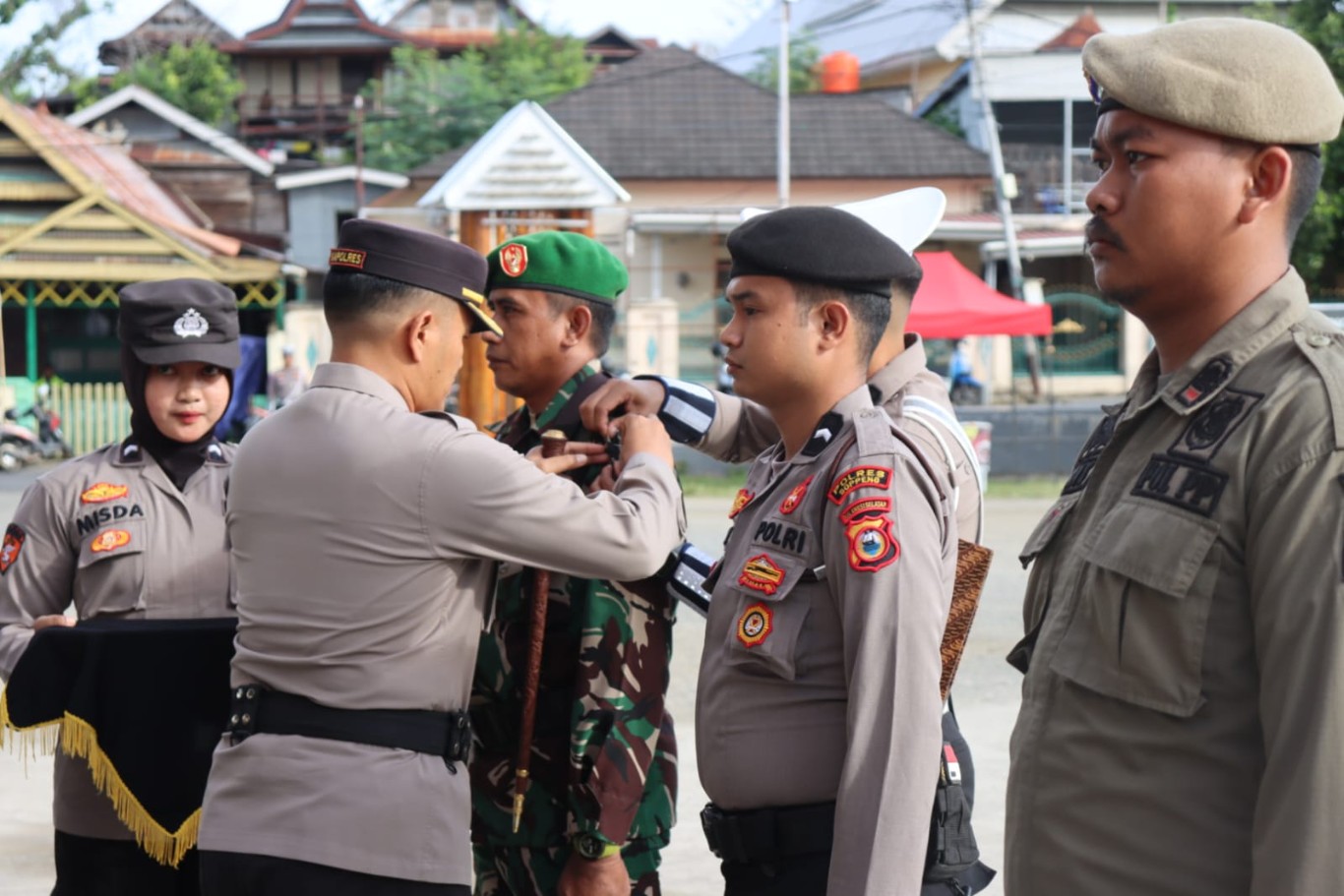 AMAN -- Polres Soppeng menggelar apel gelar pasukan dalam rangka Operasi Mantap Praja Pallawa Tahun 2024-2025 di Polres Soppeng, Senin (5/8) pagi dipimpin Kapolres Soppeng AKBP H Muhammad Yusuf Usman sekaligus melakukan pengecekan terhadap kelengkapan personel dan sarpras yang akan digunakan.
